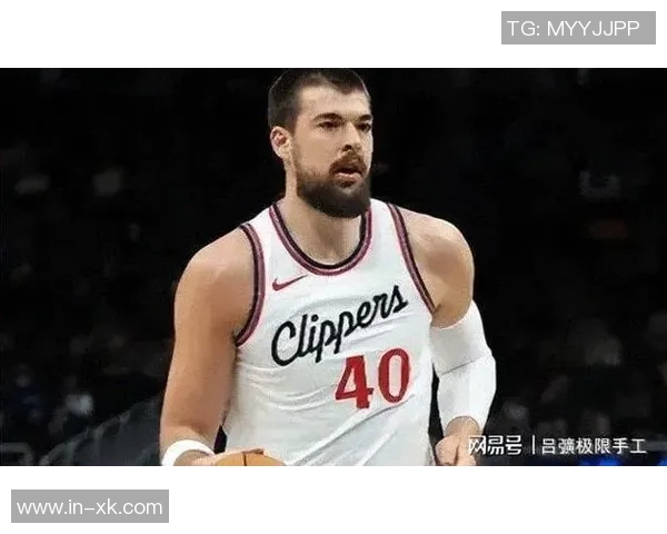 忙里偷闲的球迷时刻祖巴茨博格丹柯林斯齐聚观战洛杉矶FC比赛